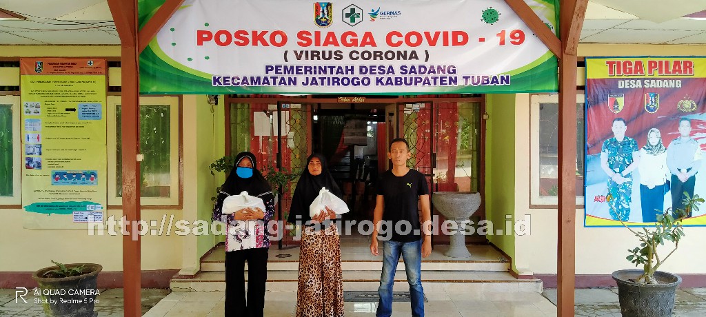 PENYERAHAN PAKET SEMBAKO DARI UPK KECAMATAN JATIROGO OLEH PEMDES SADANG